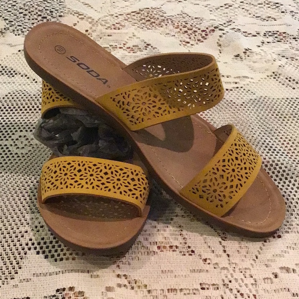 NWOT Sz. 10 Soda Twin Strap Sandal Flats